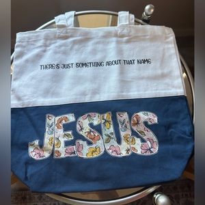 Navy and white towed bag